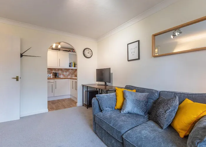 Chic Flat In Woolston: Nr Southampton City Centre