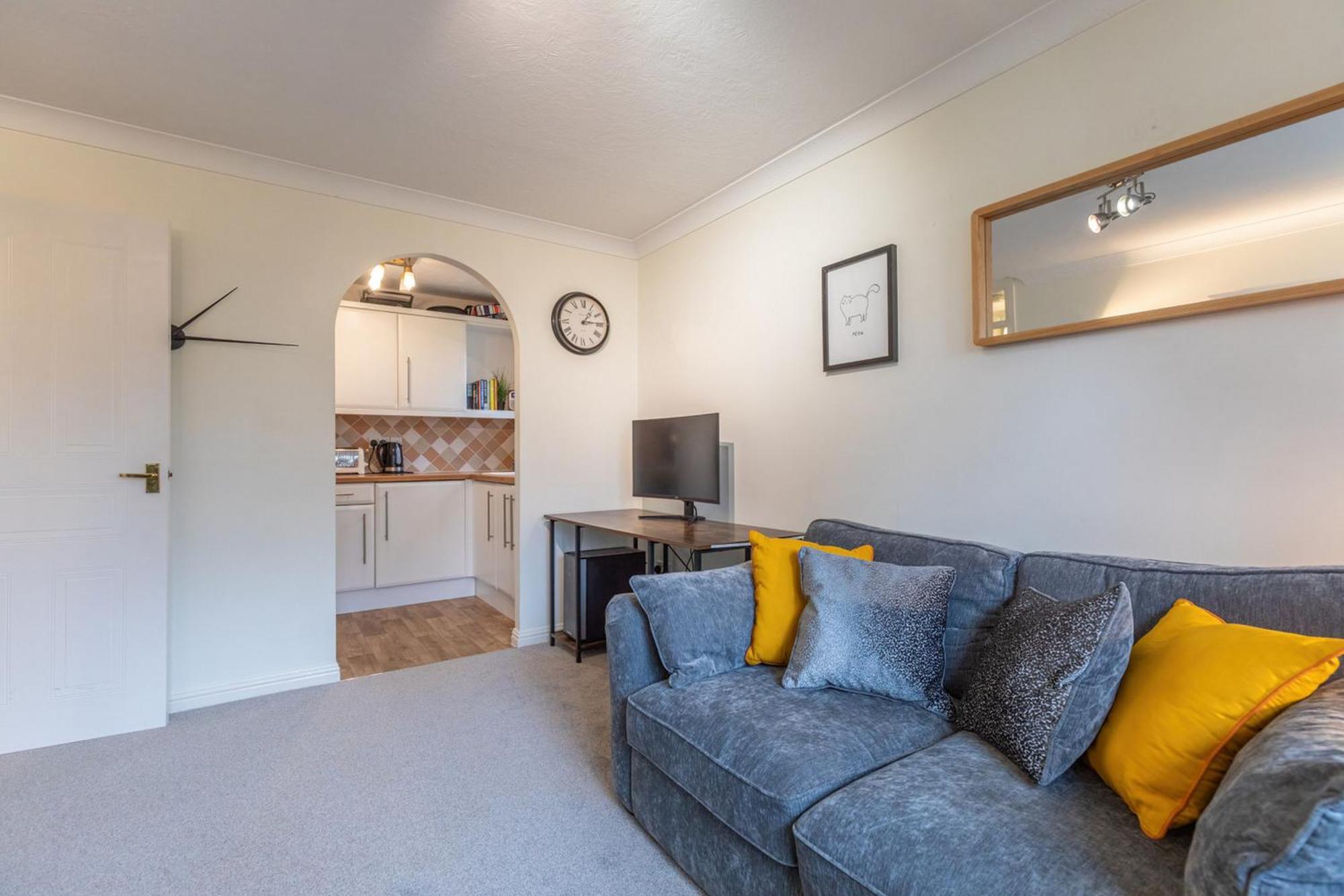Chic Flat In Woolston: Nr Centre Apartment