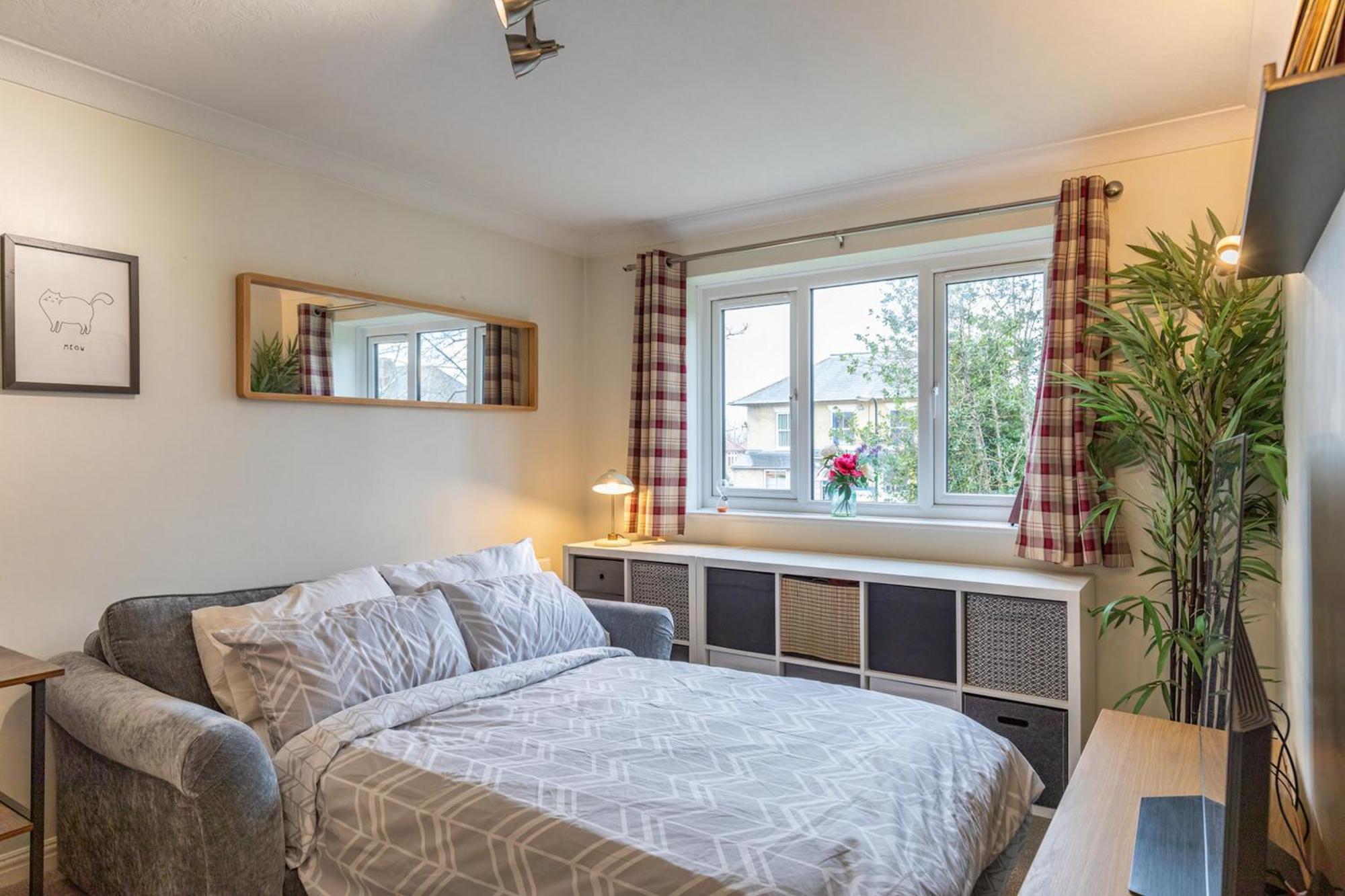Chic Flat In Woolston: Nr Centre Southampton